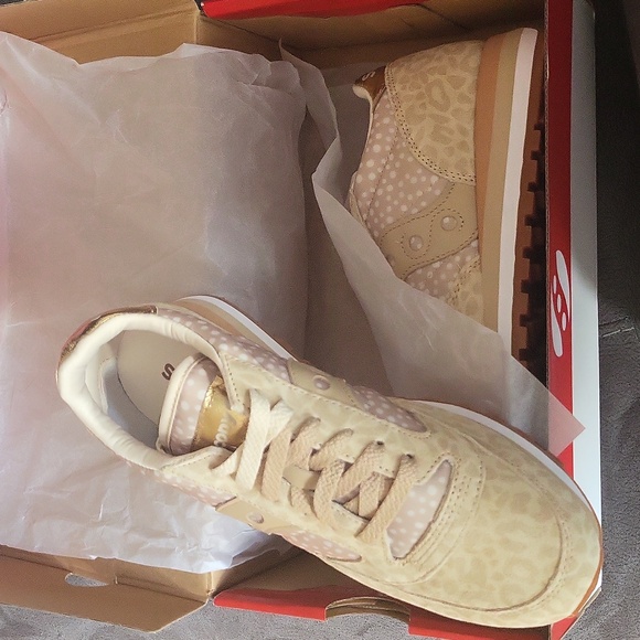 New Saucony Sneakers - Picture 1 of 7